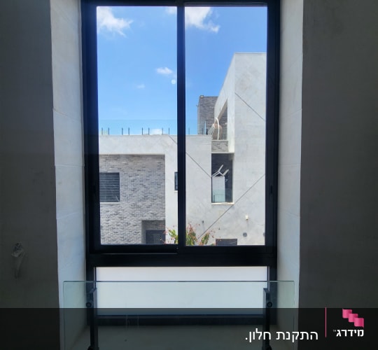 חלון אלומיניום עם מסגרת שחורה